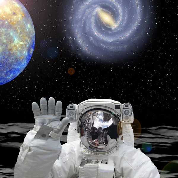 Uzaylı gezegeninde astronot. Arkasında güzel bir manzara. Eleme