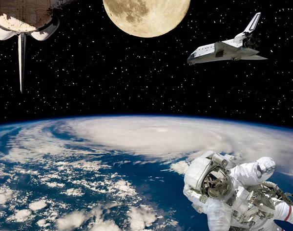 Astronauter, rymdskepp och månen. Jorden i bakgrunden. Den ele — Stockfoto