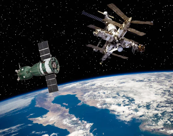 Земная космическая станция и космические корабли или спутники. Элементы o — стоковое фото
