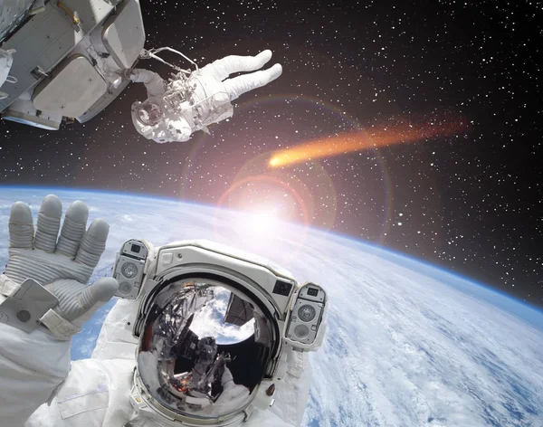 Astronauten som viftar framför. Kometen på bakgrunden. Elementen — Stockfoto