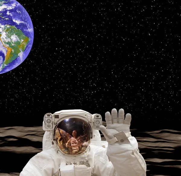 Astronauta na lua. Bela terra no fundo. Elementos — Fotografia de Stock