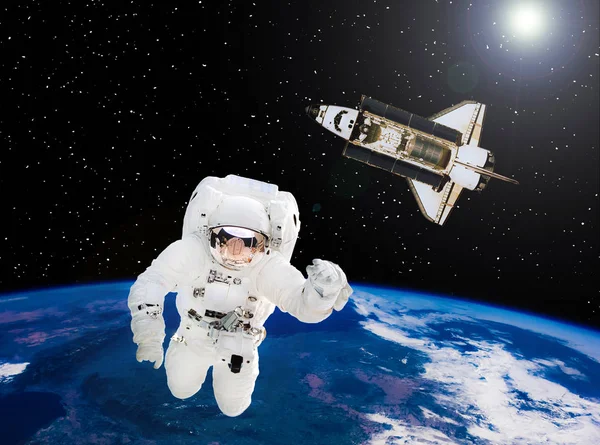 Vesmírní raketoplán se chystá na misi. Astronaut ve vnějším prostoru. — Stock fotografie