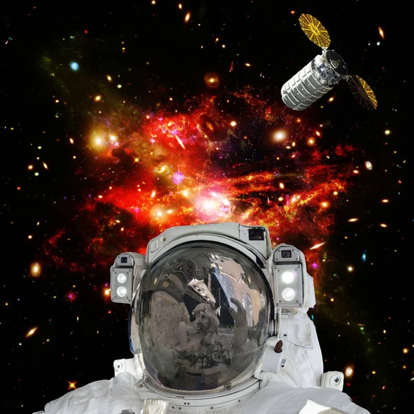 Astronauta posando contra galaxias y estrellas. Espacio exterior. El el — Foto de Stock