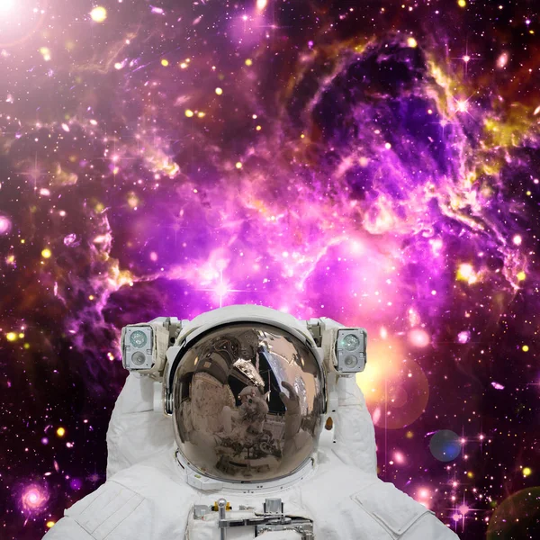 Primer plano del astronauta. Galaxia al fondo. Los elementos de — Foto de Stock