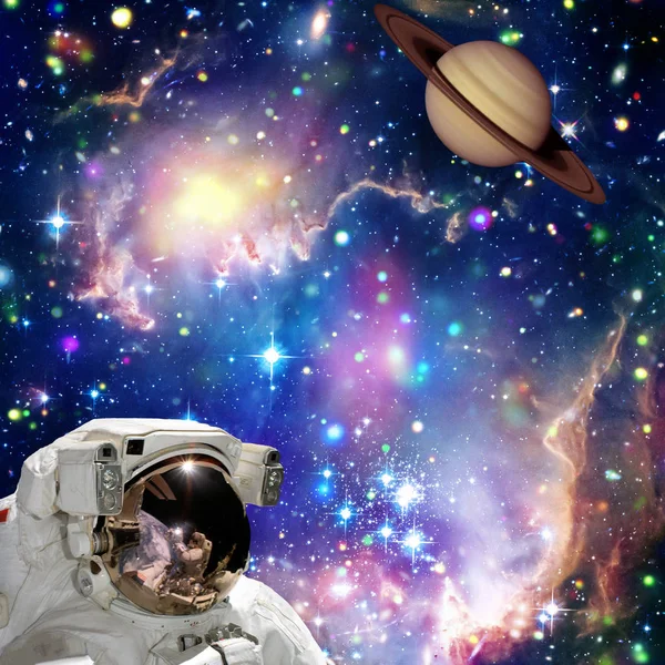 Astronaut kijkt naar de planeet tegen de ruimte. De elementen van t — Stockfoto