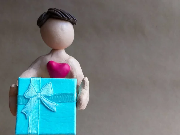 Figura Plastilina Hombre Con Gran Corazón Rojo Con Regalo Forma —  Fotos de Stock