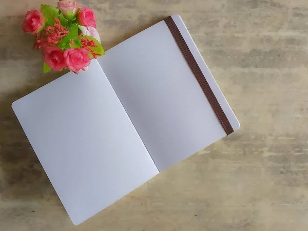 Notitieblok Met Open Pagina Een Klein Boeket Bloemen Een Beige — Stockfoto