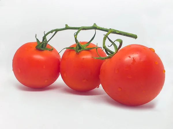 树枝上有三个成熟的多汁西红柿 在白色背景上分离 红色西红柿 健康的新鲜蔬菜 健康的食物 维生素和纤维的来源 — 图库照片