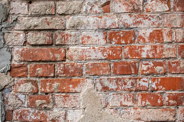  Kırmızı antika tuğla dokusu. Eski kırmızı tuğla duvar dokusunun arka planında yaştan sonra bozulma var. Tuğla duvar parlak güneş tarafından aydınlatıldı..