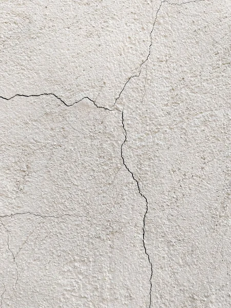 旧裂开的墙的质地 石膏上的裂缝 带有裂缝的结构墙体的背景 — 图库照片