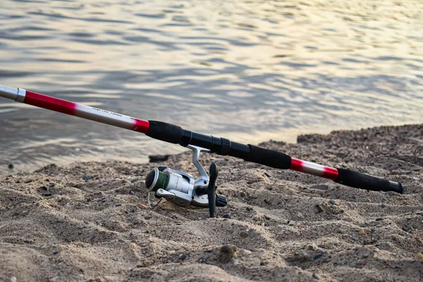 Aparejo Pesca Caña Pescar Rojo Negra Con Carrete Orilla Arenosa — Foto de Stock