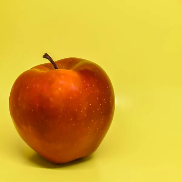 Sarı Arka Planda Kırmızı Sulu Elma Yakın Plan Sağlıklı Gıda — Stok fotoğraf