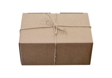 Beyaz arka planda izole edilmiş jüt ile bağlanmış bir hediye kutusu. Konsept: posta, dağıtım, hediye, satın alma