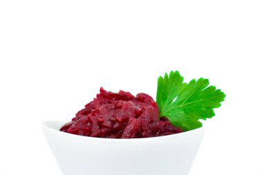 Izgara pancar. Beyaz arka planda izole edilmiş beyaz bir kasede taze pancar salatası. Sağlıklı gıda, diyet, taze sebze, vitamin ve karaciğer tedavisi kavramı.