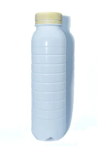 白の背景に隔離されたベージュキャップ付きホワイトプラスチックボトル 液体や乳製品のための現実的なプラスチックボトル 牛乳やヨーグルト用のペットボトルテンプレート — ストック写真