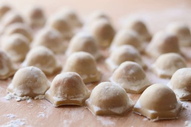 Tahta masadaki hamur köfteleri. Hamur tatlısı geçmişi. Tahta bir masada etli börek. Mutfakta hamur köftesi pişiriyorum. Üst görünüm.