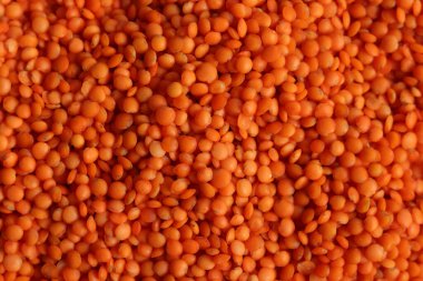 Kırmızı mercimek yakın plan. Bir sürü mercimeği olan bir arka plan.. 