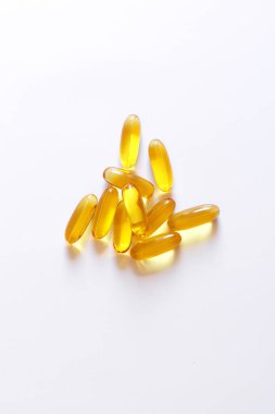 Omega 3 balık yağı kapsülleri izole edildi. Beyaz arka planda bir grup Omega 3 kapsülü.