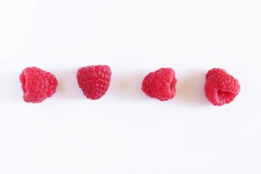 Ahududu beyaz arka planda izole edilmiş. Dört ahududu.