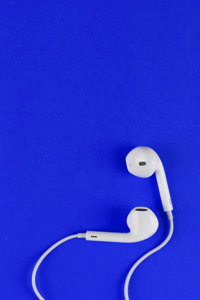 White Earphones Blue Background Isolated Music Life Concept — Stock Photo, Image