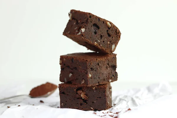 Beyaz arka planda cevizli ev yapımı çikolatalı brownie..