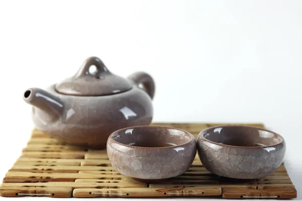 中国茶道 白色背景的灰色陶瓷壶和杯子 最低限度概念 — 图库照片