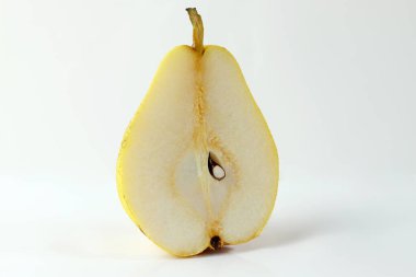 Beyaz arka planda yarım armut dilimi