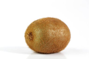 Beyaz arka planda bütün kivi meyvesi izole edilmiş. Kiwifruit yassı. Düz yatış, üst görünüm.