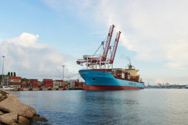 Odessa, Ukrayna - 30 Haziran 2018: konteyner gemisi Maersk ballı Odessa'daki bağlantı noktası
