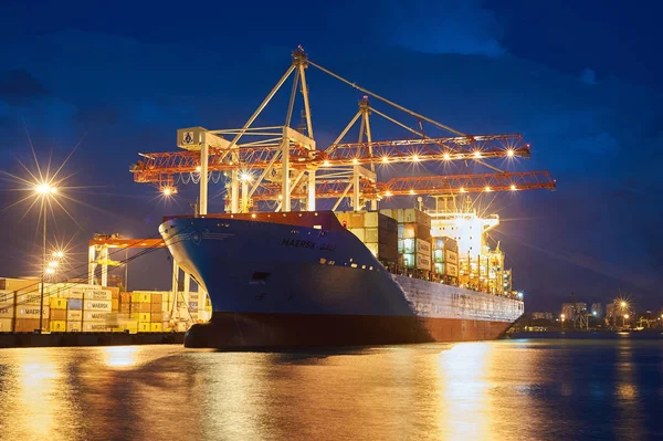 Odessa, Ukrayna - 30 Haziran 2018: konteyner gemisi Maersk ballı Odessa'daki bağlantı noktası. Gece görünümü