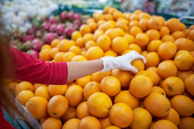          Kadın dükkana yemek koyar.                     
