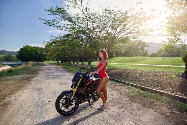 Sexy Mulher Apto Com Uma Motocicleta Preta Estilo Piloto Café — Fotografia de Stock