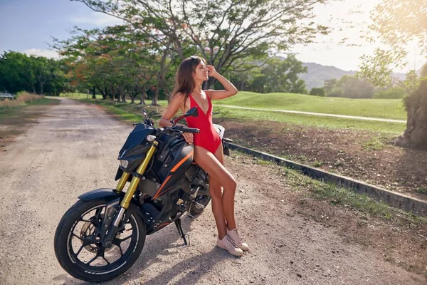 Sexy Mulher Apto Com Uma Motocicleta Preta Estilo Piloto Café — Fotografia de Stock