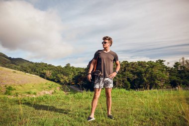            Sırt çantalı adam patikanın tepesinde.                                                