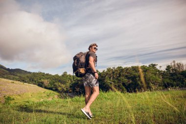            Sırt çantalı adam patikanın tepesinde.                                                