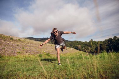            Sırt çantalı adam patikanın tepesinde.                                                