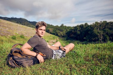    Sırt çantalı adam patikanın tepesinde.                                    