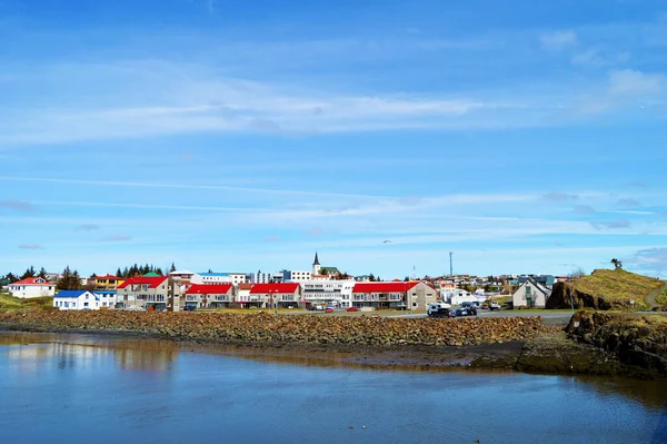 Vista Vila Borgarnes Com Reflexo Fiorde Cintura Dia Ensolarado Islândia — Fotografia de Stock