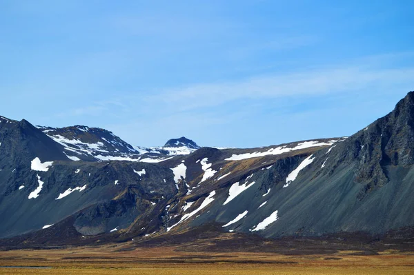 Prachtige Besneeuwde Berg Rond Een Dal Groene Weide — Stockfoto