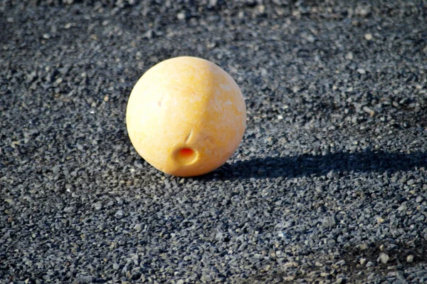 Sarı yuvarlak şamandıra sudan ve gölgesinden