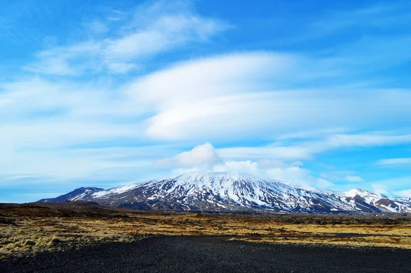 Besneeuwde Bergen Vulkanisch Land Weide Verbazingwekkende Wolken — Stockfoto