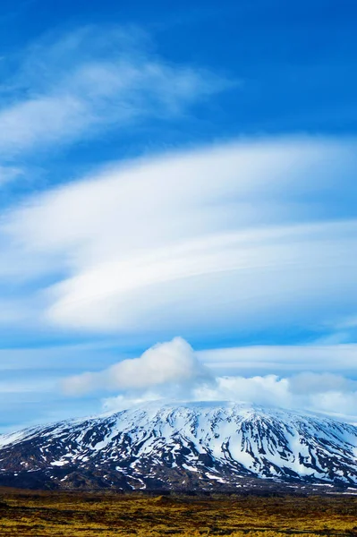 Vulkanisch Land Besneeuwde Bergen Weilanden Verbazingwekkende Wolken — Stockfoto