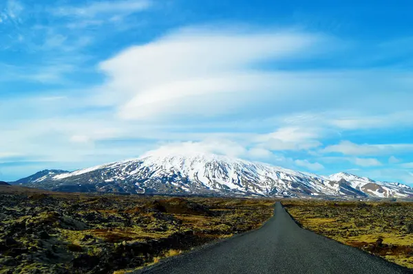 Sneeuwbergen Vulkanisch Land Weide Geweldige Wolken Een Eenzaam Pad — Stockfoto