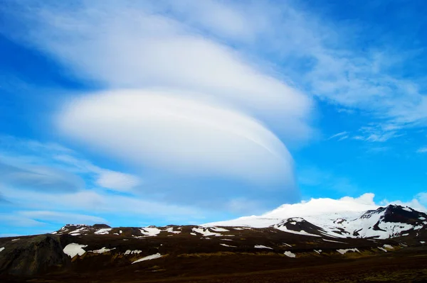 Snöiga Vulkaniska Berg Och Intressanta Formade Moln Solig Dag — Stockfoto