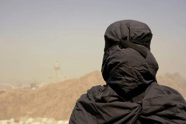 Genç Müslüman kadın portresi Ghar Thowr, Mekke, Suudi Arabistan 'da güneşli ve açık bir gökyüzünde