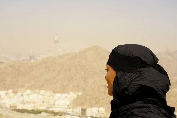Yandaki genç Müslüman kadın portresi Ghar Thowr, Mekke, Suudi Arabistan 'da güneşli ve açık bir gökyüzünde