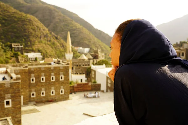 Genç müslüman kadın, tarihi eski köyde portreyi yakından çek.