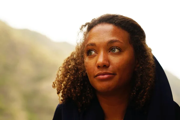 Güzel kıvırcık saçlı genç bayan açık hava portresi