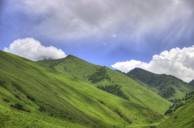 yeşil mavi gökyüzü bulutlu Dağları nın ve üstlerindeki tesisi