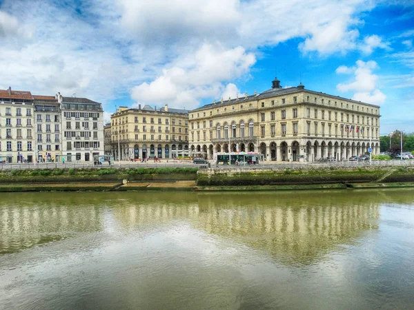 Plac Teatralny Nive Rzeki Bayonne Francja — Zdjęcie stockowe